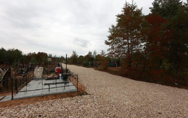 На городском кладбище Дзержинска начали ремонтировать дороги.