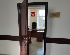 Дзержинский суд обязал чиновников обеспечить сироту жильем.
