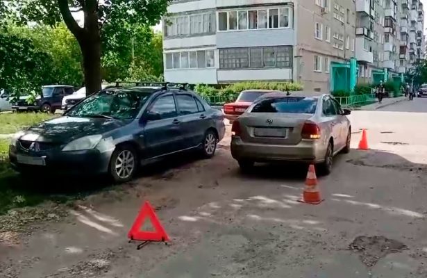 В Дзержинске во дворе машина сбила пожилую женщину.