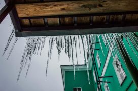 На жилфонде УК «Чистый город» появились объявления для жителей домов о необходимости «немедленно очистить козырьки своих балконов от снега