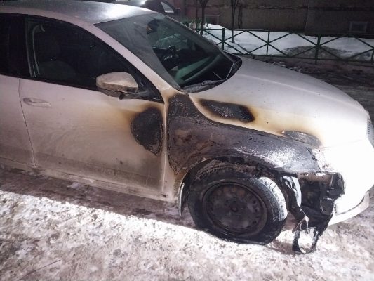 Два автомобиля обгорели в Дзержинске минувшей ночью.