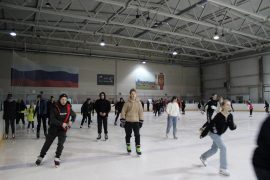 Дзержинцам предлагают покататься на коньках и на лыжах.