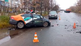 Сразу три автомобиля столкнулись в Дзержинске.