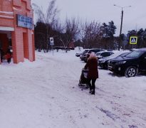 Дзержинцы жалуются на неуборку снега во дворах и на улицах.
