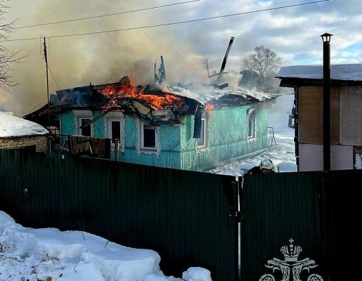 В поселке Пыра сгорела крыша частного жилого дома.