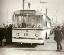 15 апреля 1976 года Дзержинск обзавелся еще одним видом городского общественного транспорта - от площади Маяковского до нового завода по производству изделий из пластических масс отправился в свой первый рейс троллейбус по маршруту № 1.