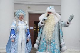 Дзержинцы встречали Деда Мороза со Снегурочкой.