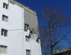 В Дзержинске утепляют квартиры по наказу ГЖИ.
