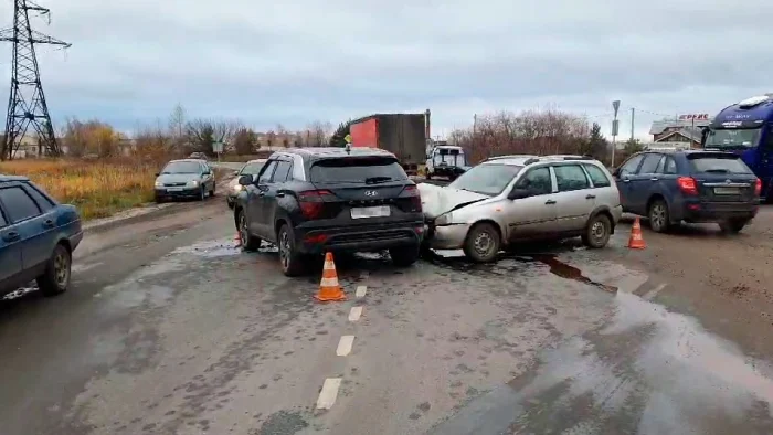Женщина пострадала при столкновении двух автомобилей в Дзержинске.