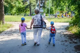 Россияне откладывают на нужды детей любого возраста.