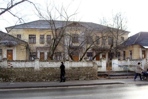 Пять зданий бывшей детской инфекционной больницы № 11 на улице Пирогова снова выставили на торги. Их попытаются продать уже в шестой раз.