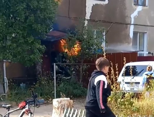 В Дзержинске в жилом доме загорелся подъезд.