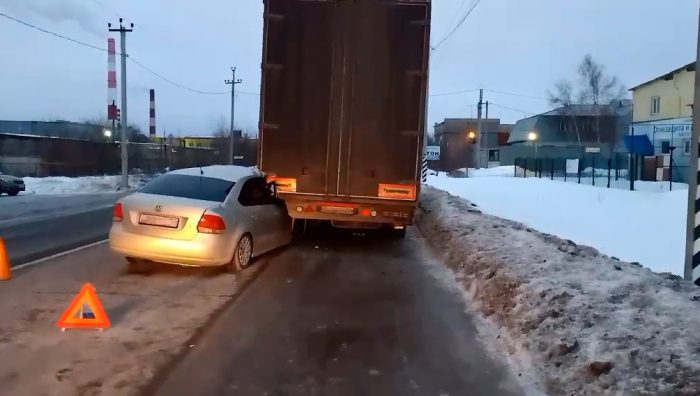 В Дзержинске иномарка врезалась в припаркованный грузовик.