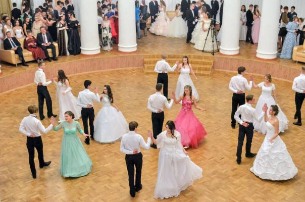 В Дзержинске стартовал традиционный культурный проект «Чернореченский бал». В этом году он будет проходить в пятый раз и обещает преподнести участникам множество сюрпризов.