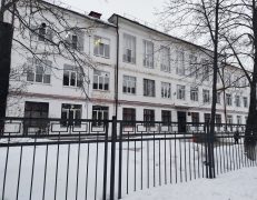 В Дзержинске кровли школ и детских садов очищают от снега.