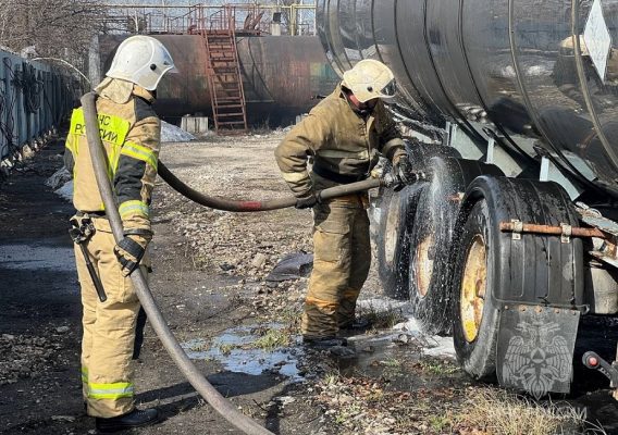 На дзержинском предприятии сгорел автомобиль и цистерны.