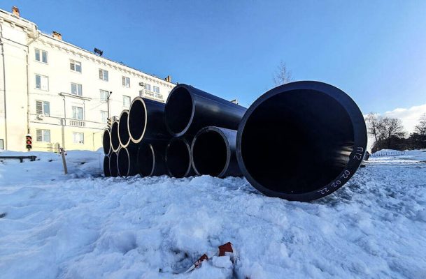 На площадь Дзержинского завезли трубы большого диаметра