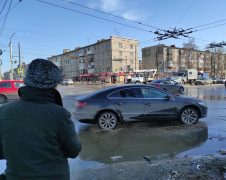 В Дзержинске латают аварийные участки дорог.