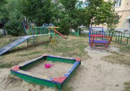 В Дзержинске убрали детские площадки с теплотрассы.