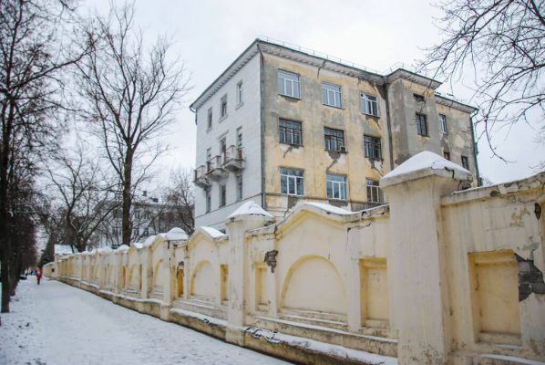Городские власти окончательно определились с судьбой старого госпиталя на ул. Клюквина. Здание довоенной постройки будут сносить.