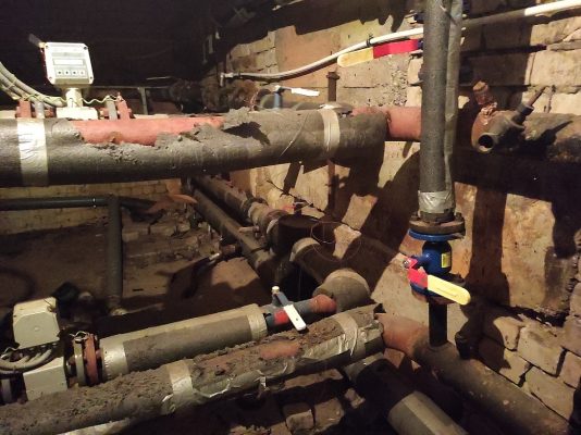 Многие дзержинцы переплачивают за отопление из-за неизолированных труб в подвале и на чердаке