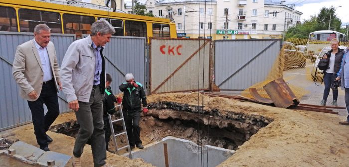 Замена большого участка канализационного коллектора на ул. Октябрьской ведется ОАО «ДВК» с апреля