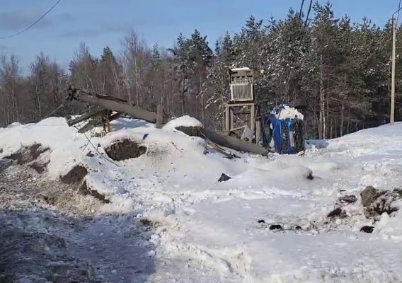 Недалеко от Дзержинска кроссовер снес световую опору.