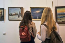 На днях в Дзержинском краеведческом музее открылась выставка картин под названием «Традиция» талантливой семьи художников Еськовых. Здесь представлено порядка ста работ