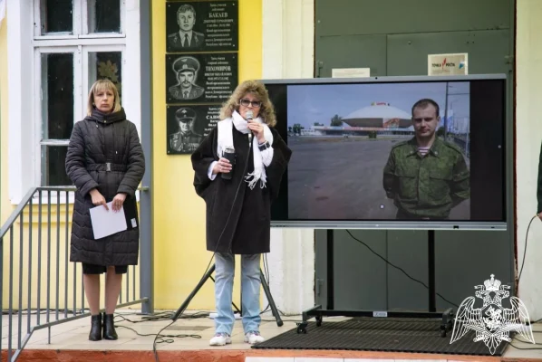 Мемориальную доску в честь погибшего в зоне СВО журналиста открыли в Володарском районе.