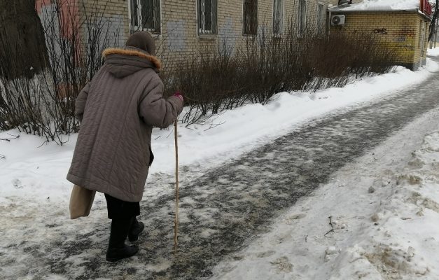 Дзержинцам раздают буклеты о бесплатном сахаре.