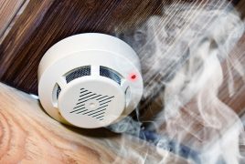 В жилье многодетных семей будут устанавливать автономные дымовые датчики.