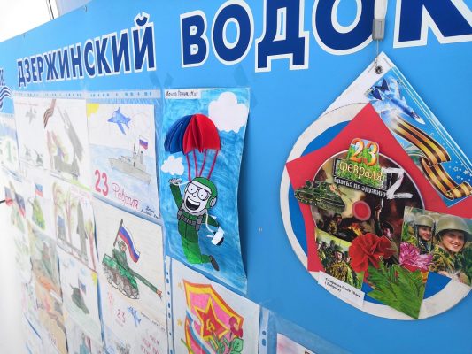 На ДВК прошла выставка детских рисунков и поделок.