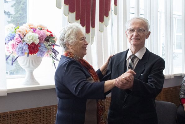 7 ноября в дзержинском ЗАГСе состоялось чествование долгожителей семейной жизни. Изумрудную свадьбу отмечала пара Комковых