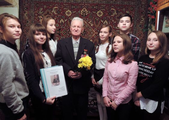 Юные следопыты из школы № 35 вместе со своим учителем - Надеждой Николаевной Охапкиной продолжают исследовательскую работу о судьбах дзержинцев