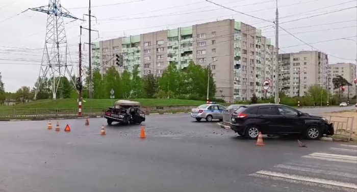 В Дзержинске легковушка и кроссовер не поделили перекресток.