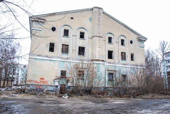  Пока дзержинцы продолжают лицезреть разрушающийся памятник архитектуры в центре города - здание бывшего кинотеатра «Родина»