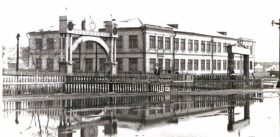 Накануне Великой Победы приказом Народного комиссара химической промышленности от 3 апреля 1945 года в Дзержинске был основан химико-механический техникум (ДХМТ) при «Заводстрое» (с 1966 года - «Капролактам»)