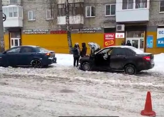 В Дзержинске легковушка врезалась в стоящий автомобиль.