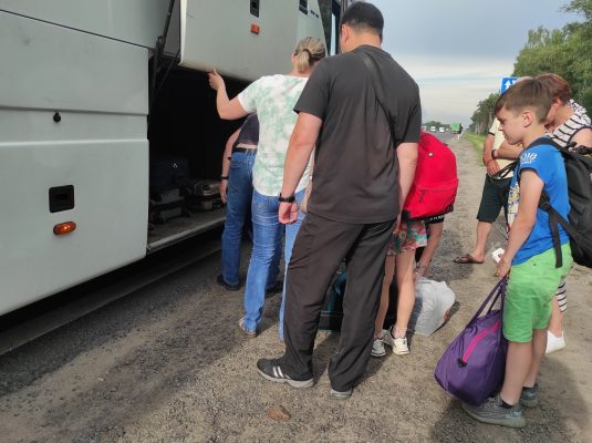 Родители в Дзержинске собирают детей в загородные лагеря.