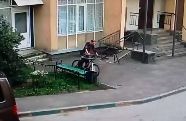 В Дзержинске у сотрудника курьерской службы украли велосипед.