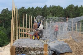 На Святом озере в Дзержинске продолжается укладка габионов.