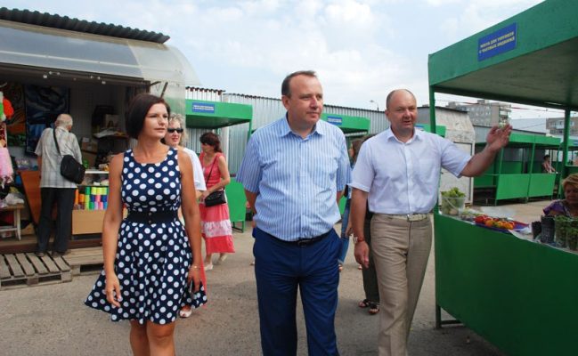 На днях глава администрации Дзержинска Виктор Нестеров оценил условия труда на городских рынках. Особое внимание уделялось продавцам сельхозпродукции с собственных подворий.