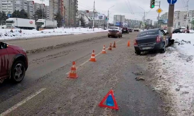 В Дзержинске "участником" ДТП стал столб.