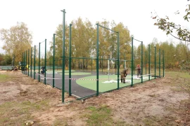В поселках Дзержинска завершается установка спортивных и детских игровых площадок.