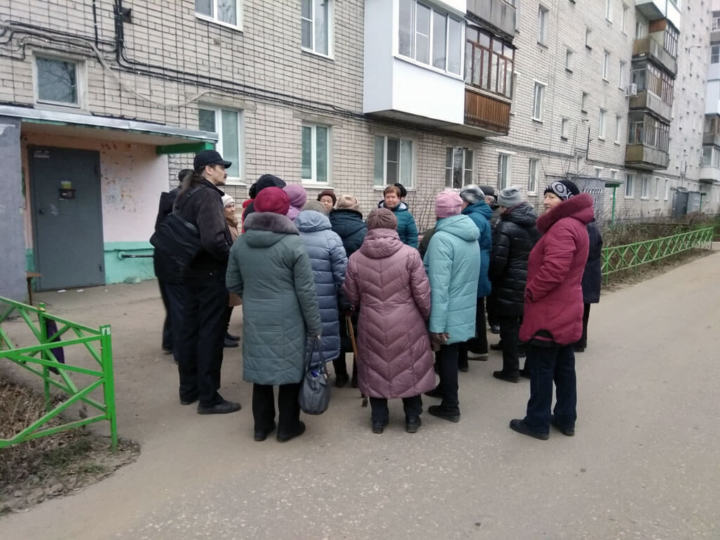 Собрание собственников многоквартирного. Собрание жильцов многоквартирного дома. Собрание собственников во дворе. Жильцы многоквартирного дома. Собрание жильцов МКД.