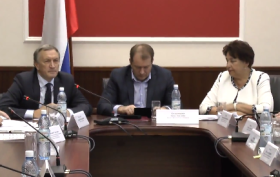 Сегодня в администрации города прошло заседание "круглого стола" на тему «Организация общественного экологического контроля в Дзержинске». В нем приняли участие синовники