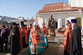 В Дзержинске освятили памятник Николаю Чудотворцу.