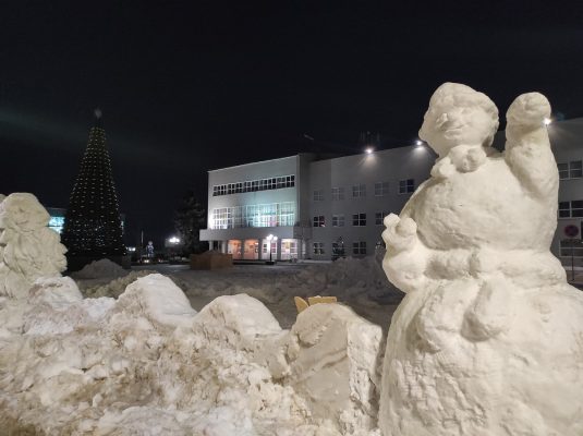 В Дзержинске идет строительство снежного городка.