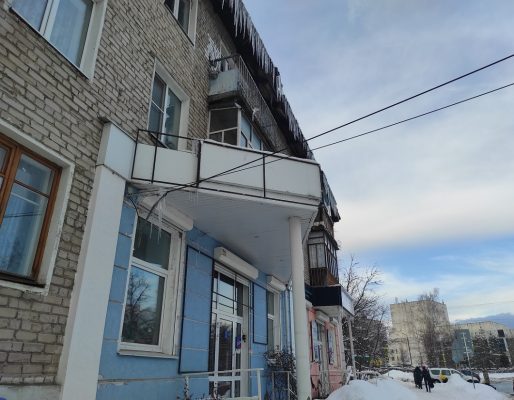 УК в Дзержинске выплатила вдвое больше за поврежденный козырек.