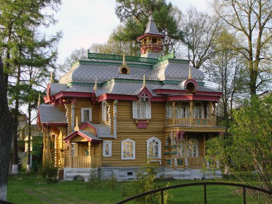 Несколько лет назад в Володарске восстановили дачу купца Бугрова - сказочный домик
